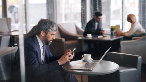 hombre de negocios trabajando en una cafetería