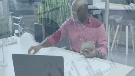 animación del procesamiento de datos financieros sobre un hombre de negocios afroamericano que trabaja en la oficina