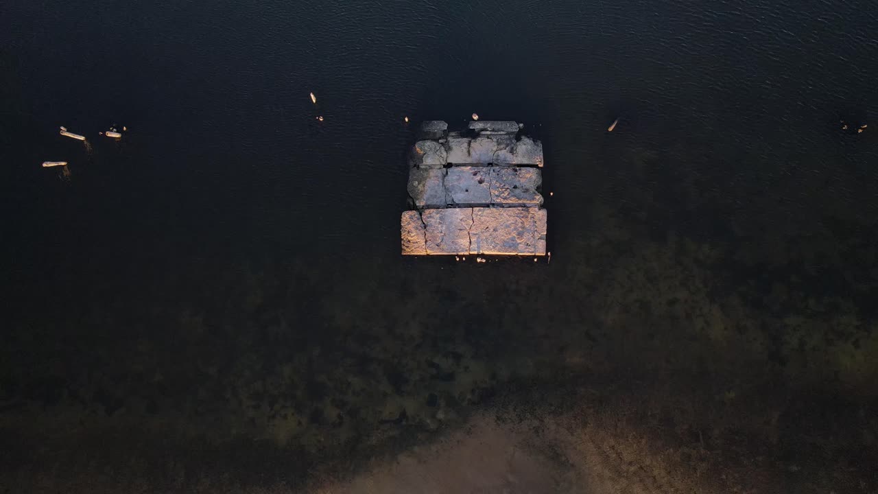 I resti di un molo di cemento dai giorni di navigazione di Muskegon