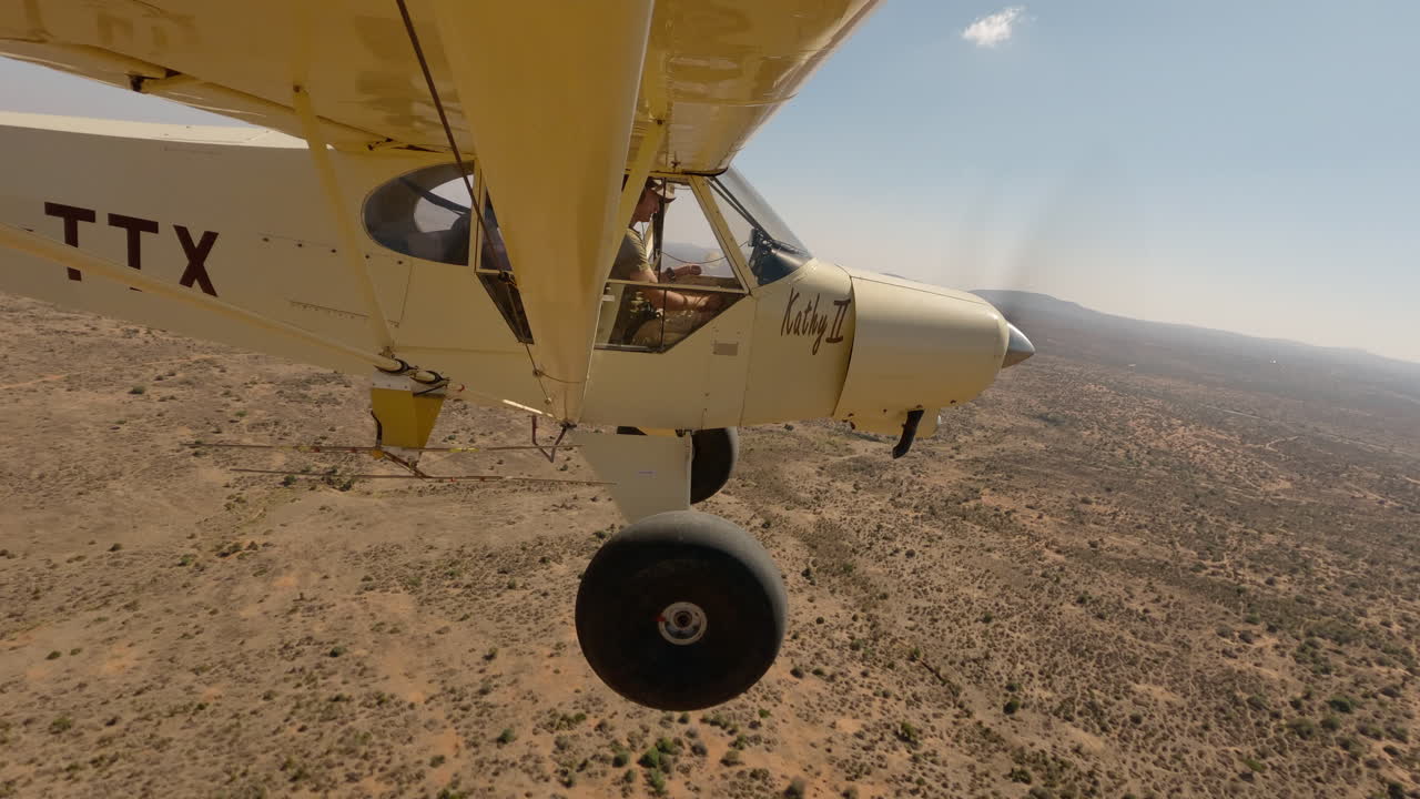 Piccolo aereo bushcraft in volo su una boscaglia secca della savana