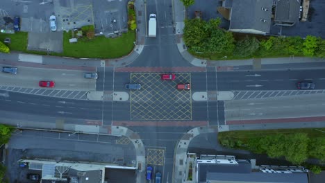 coches que llegan, se detienen y giran en una importante intersección de cuatro vías