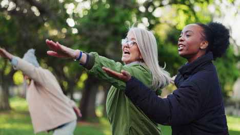 Yoga-Kurs,-Park-Und-Senioren-Mit-Lehrer