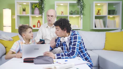 el abuelo que calma y reconcilia a los nietos.
