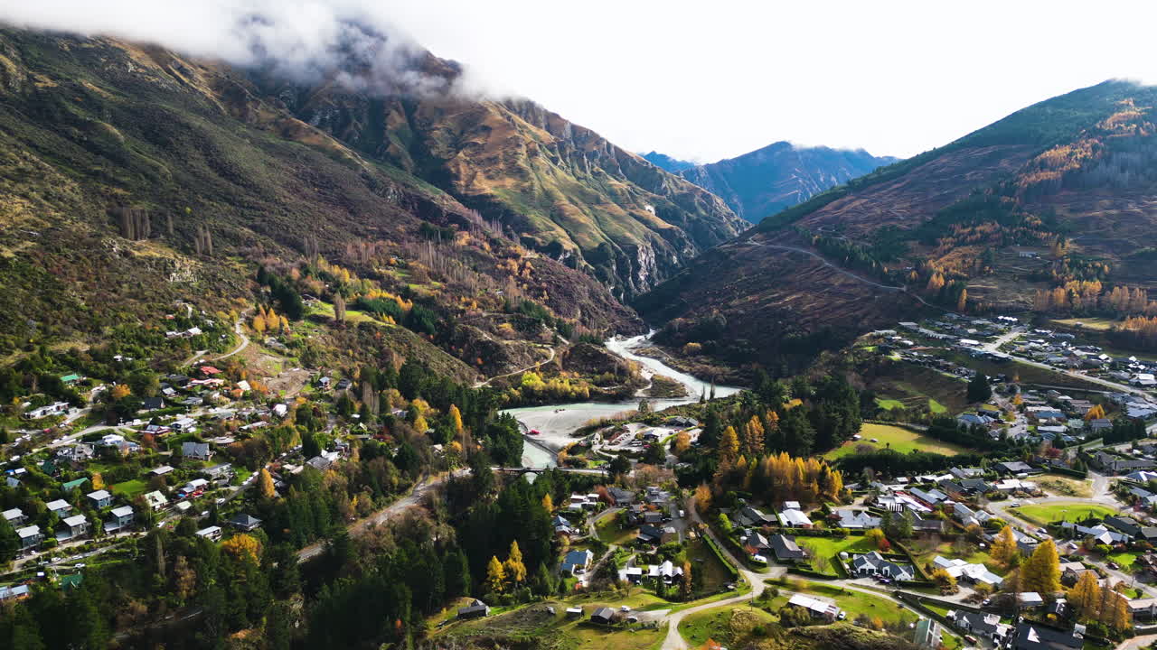 vista aérea de las casas, el río y la montaña del suburbio de arthur's point en queenstown, isla del sur, nueva zelanda