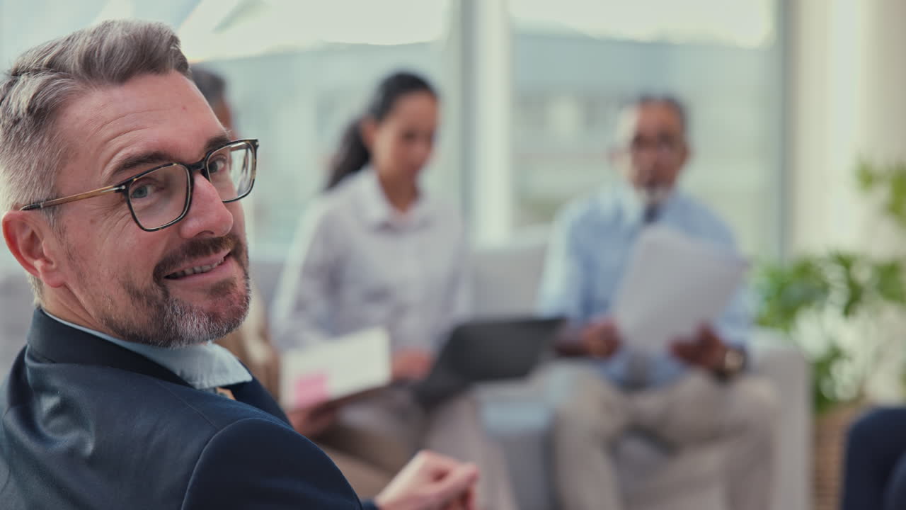 reunión, discusión y rostro de un alto