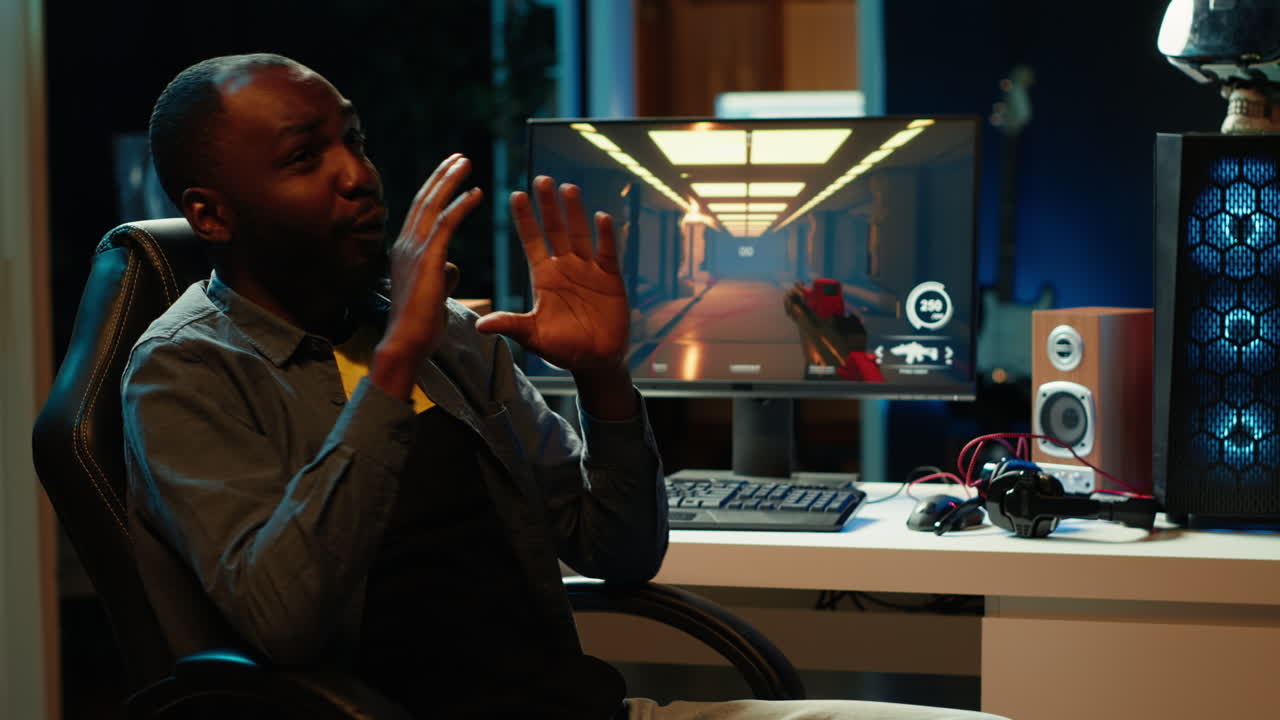 pc에서 놀고 있는 남자, 구독자들을 환영하고