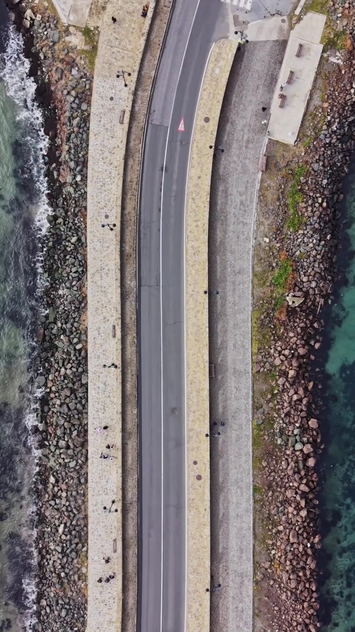 Vista di strada e acqua vicino a Nesebar in Bulgaria durante il giorno