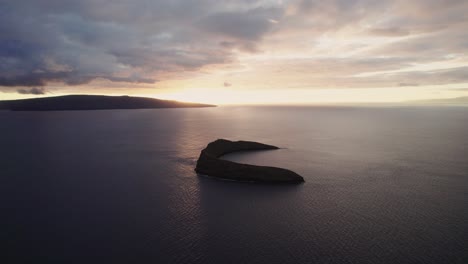 Increíble-Toma-Aérea-Lenta-A-Través-De-Nubes-Sobre-El-Océano-Pacífico-Con-El-Cráter-Molokini-Y-La-Isla-Sagrada-De-Kaho&#39;olawe-En-La-Distancia-Durante-La-Increíble-Puesta-De-Sol-En-Maui,-Hawai&#39;i