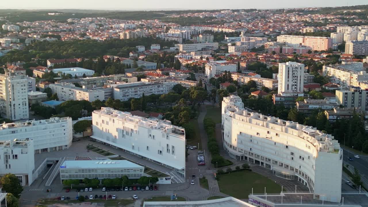 크로아티아 자다르 의 전통적 인 집 들 과 혼합 된 광범위한 도시, 도시 건축물 에 대한 항공 클로즈업 촬영
