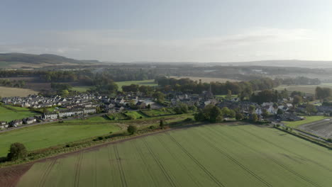 Vista-Aérea-De-La-Ciudad-Escocesa-De-Fettercairn-En-Un-Día-Soleado-De-Otoño,-Aberdeenshire