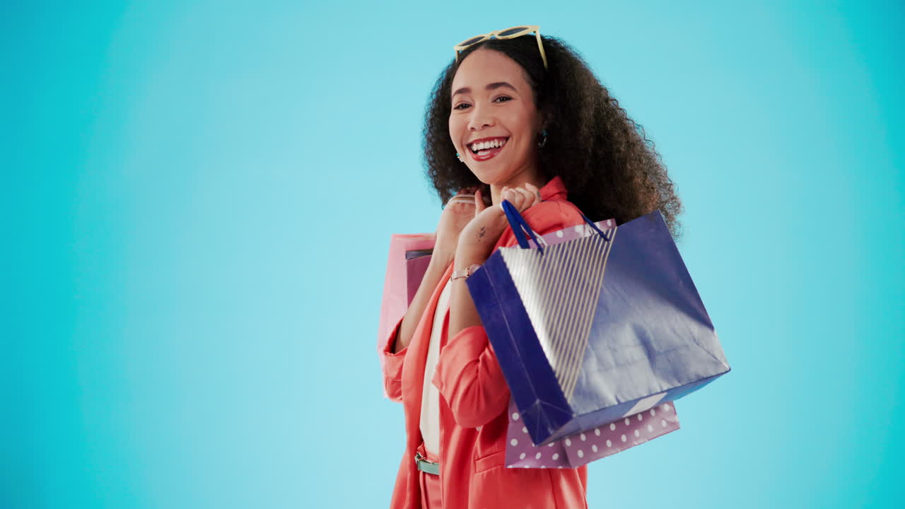 행복한 여성 쇼핑