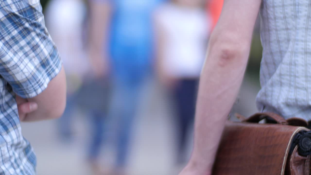 도시 거리에서 흐릿한 군중