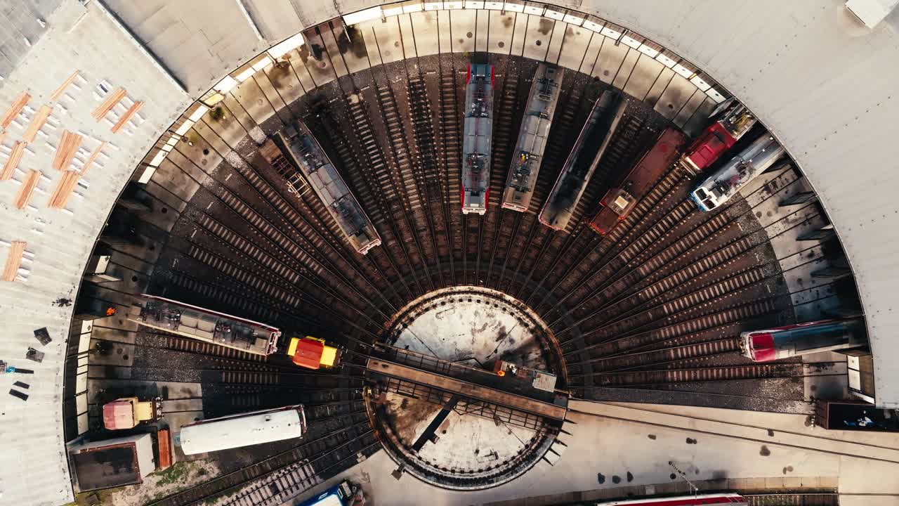 노란색 기관차가 창고를 떠납니다.