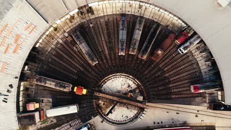 la locomotora amarilla deja el depósito