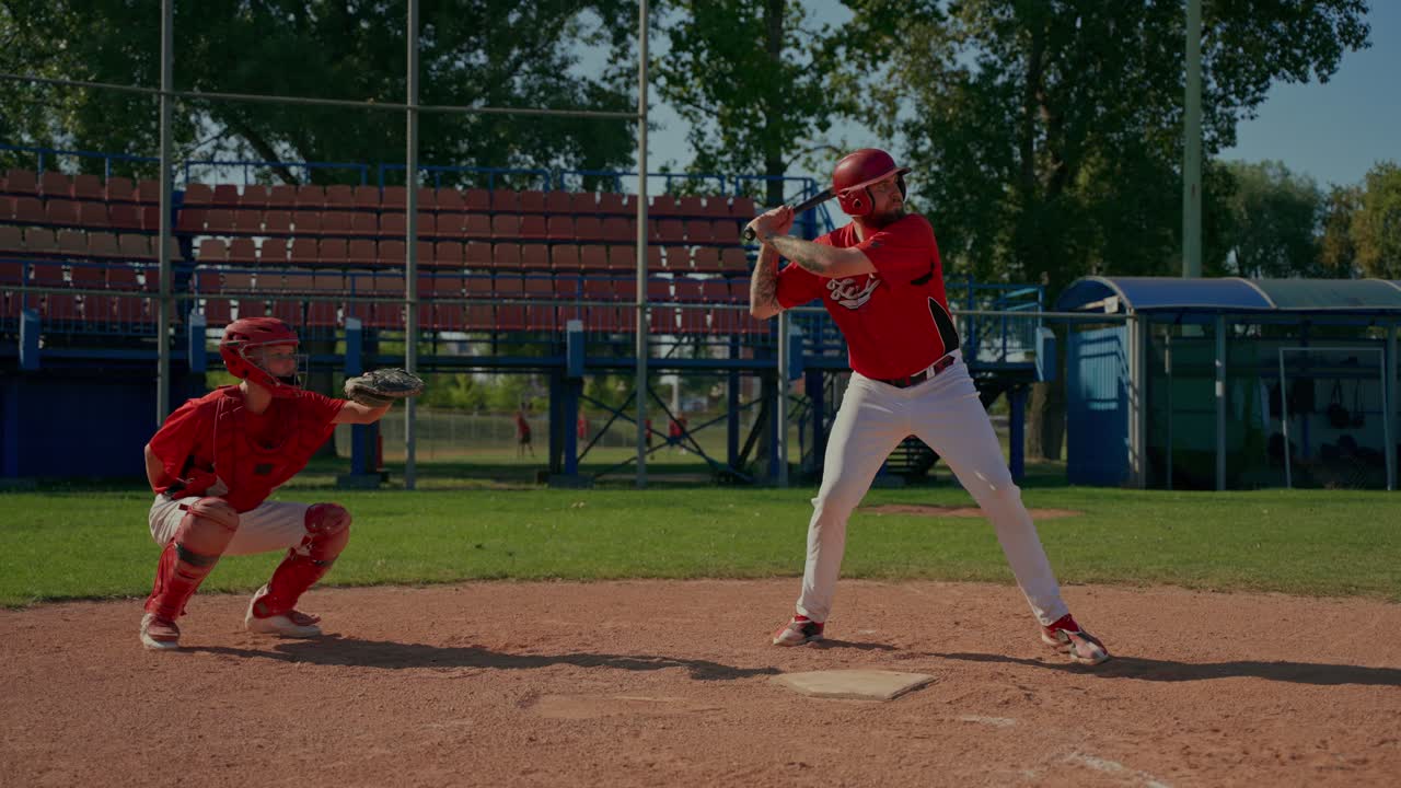 Partita di baseball con battitore e ricevitore