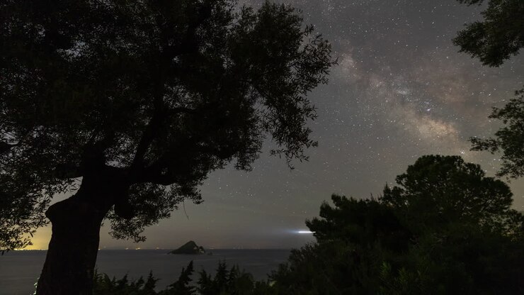 il mare di notte con le stelle in grecia