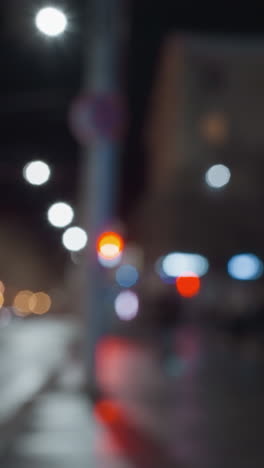 vista en primer plano de un panel de visualización con bokeh de luces de la ciudad en el fondo, con luces de automóviles borrosas y farolas