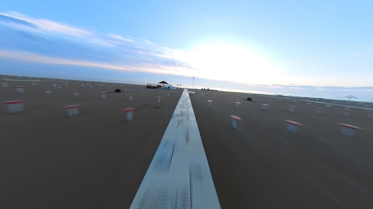 이탈리아 리미니 의 해변 을 가로질러 바다 로 가는 길