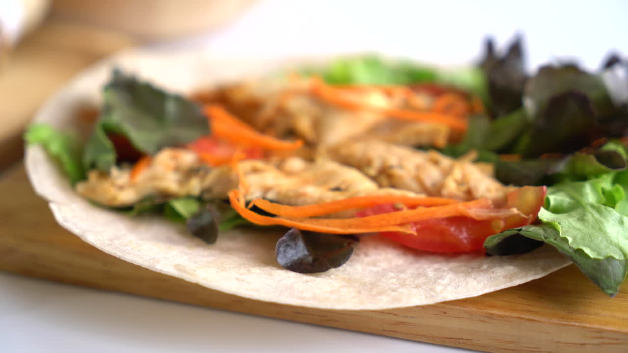 envuelva el rollo de ensalada en un plato