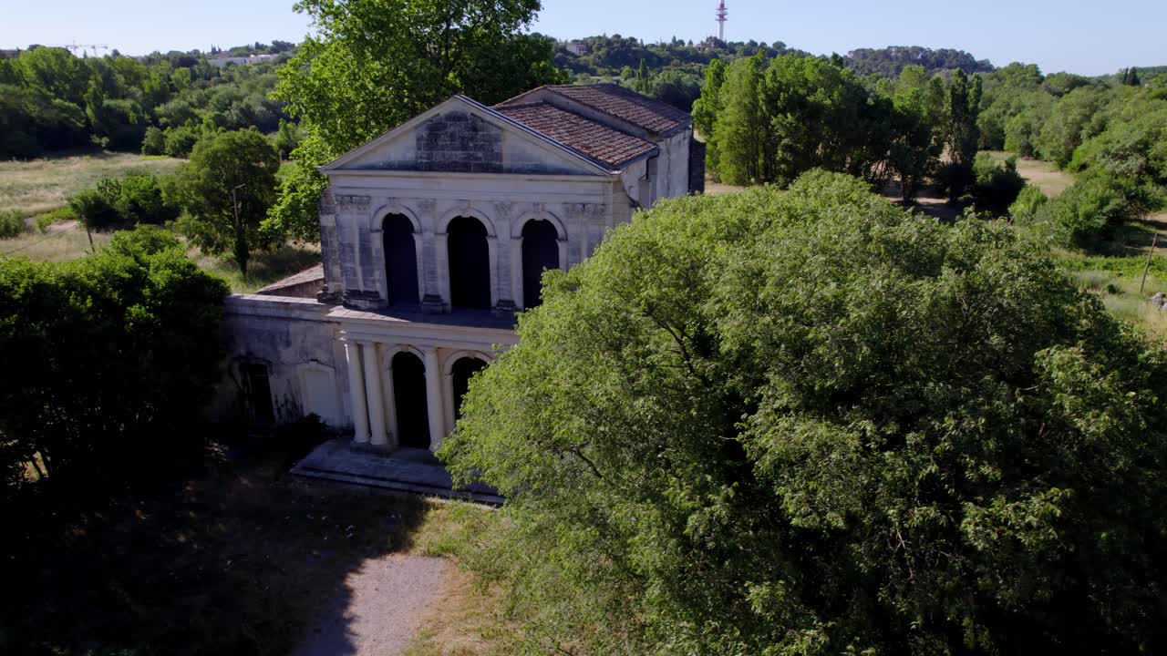 hermoso edificio de la iglesia en las colinas del sur de francia, montpellier