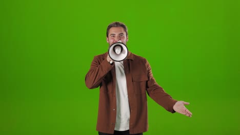 hombre usando megáfono y gesticulando sobre fondo verde