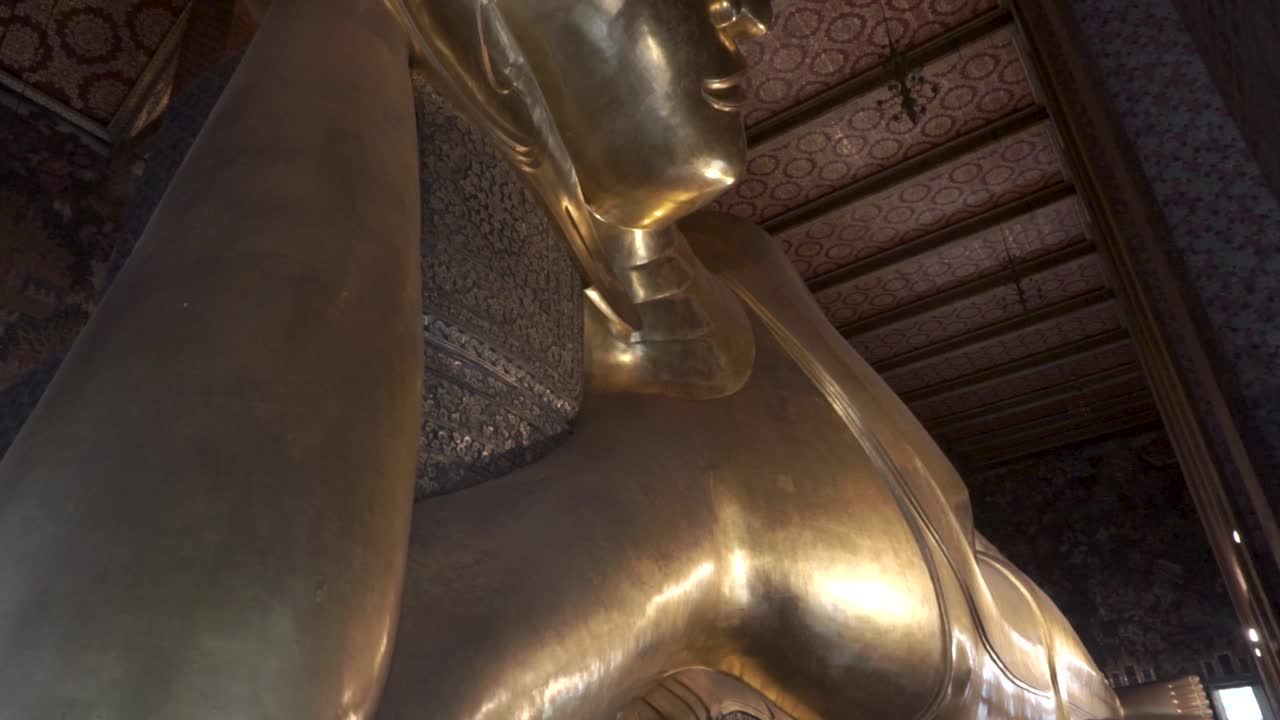 la famosa estatua de buda reclinada en el wat pho, bangkok