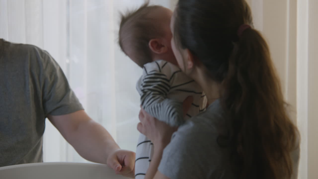 새로 태어난 아기와 함께 행복한 가족