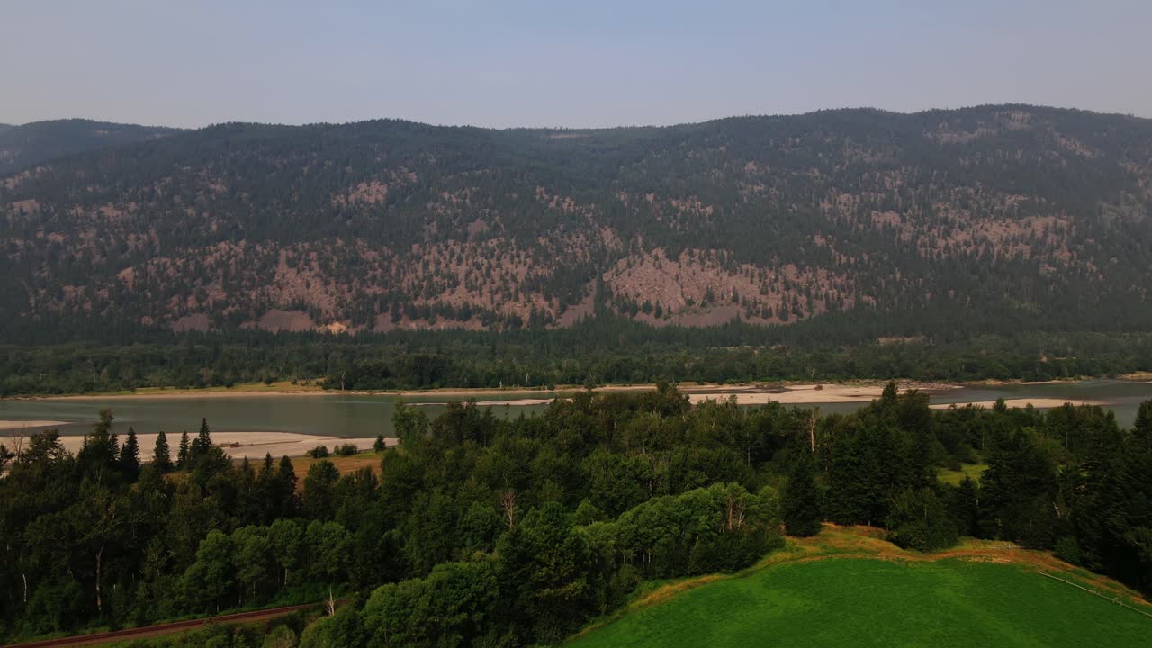 브리티시 컬럼비아 bc 캐나다는 산불 동안 산, 나무, 호수의 드론 영상을 여행합니다.