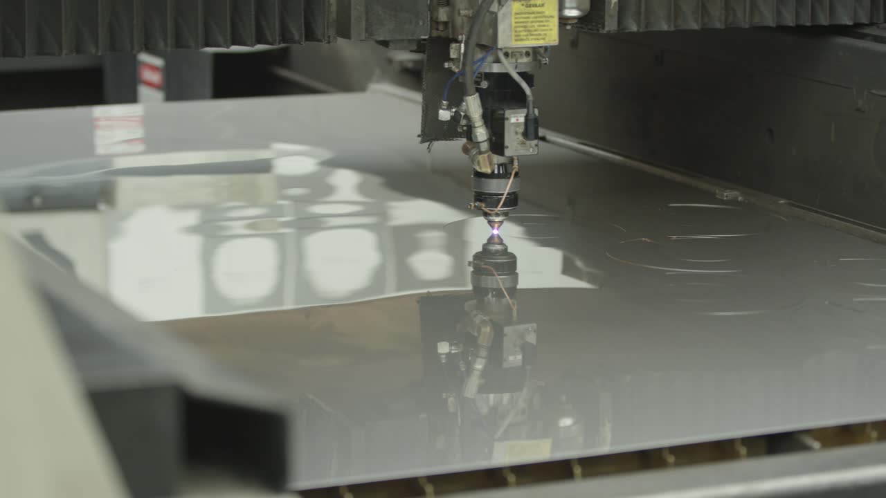 cortadora láser para cortar placas de metal