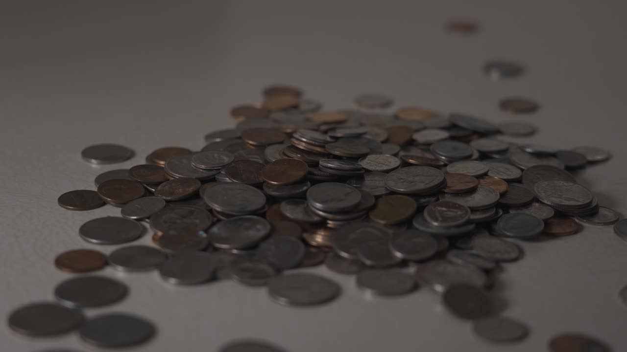 cambio de moneda americana y monedas en una gran pila