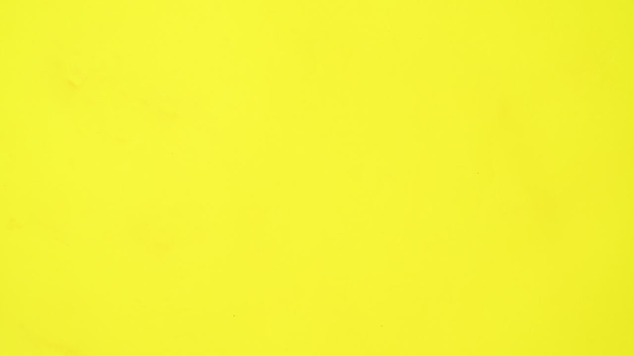 las frutas y verduras antioxidantes y saludables aparecen sobre un fondo amarillo. concepto de dieta.