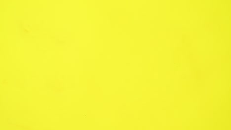 las frutas y verduras antioxidantes y saludables aparecen sobre un fondo amarillo. concepto de dieta.