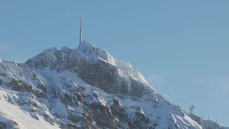 belleza serena del invierno entre las montañas