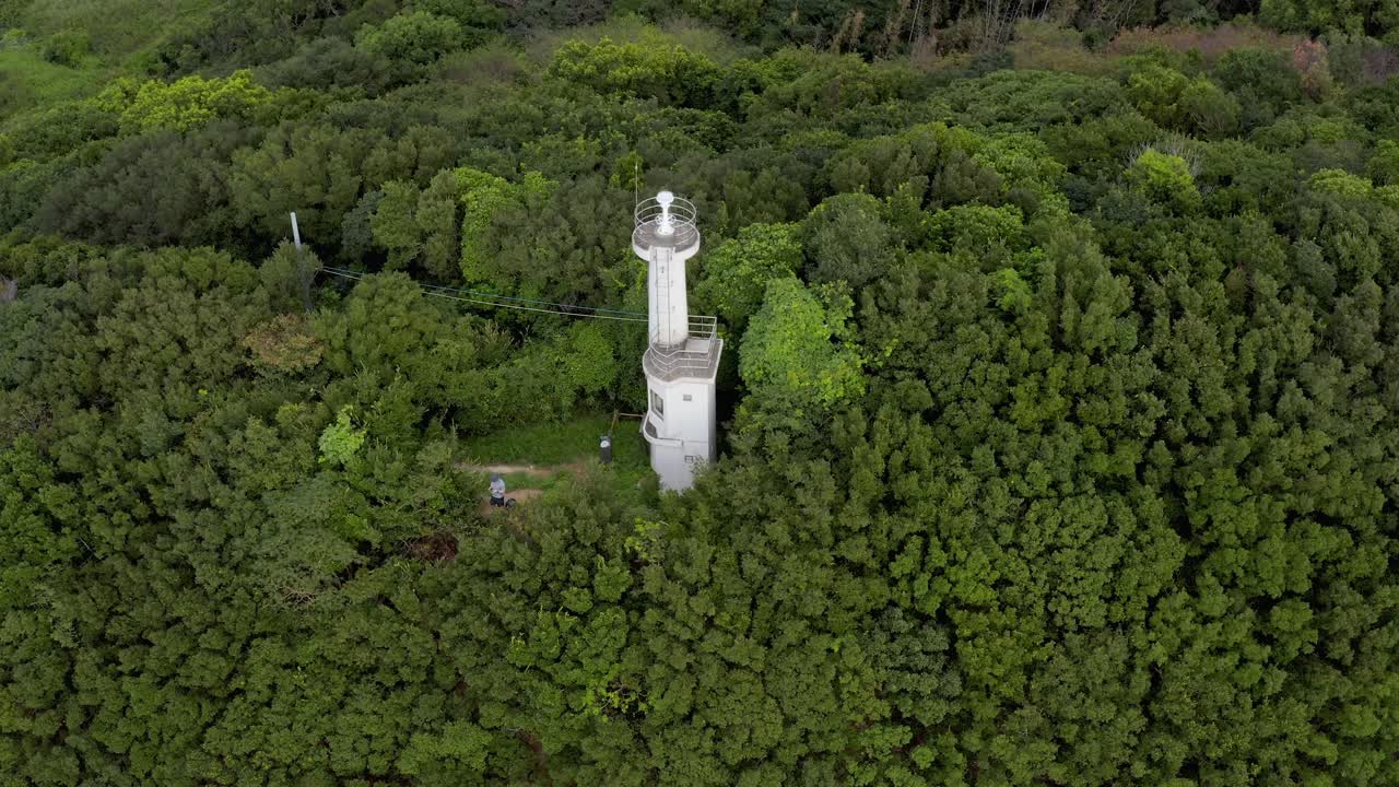 일본 와카야마 해안선에 있는 카다 등대의 공중 전망
