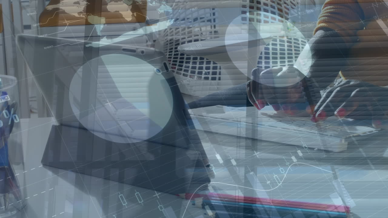 animación de datos financieros y gráficos sobre las manos de un hombre afroamericano usando computadora