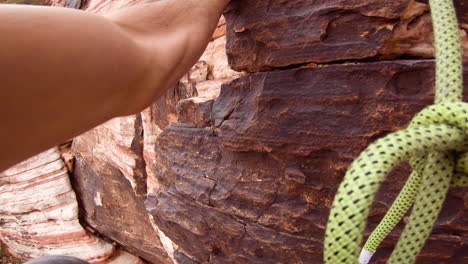 Ein-POV-Eines-Kletterers,-Der-Eine-Felswand-Im-Red-Rocks-Canyon,-Nevada,-Erklimmt