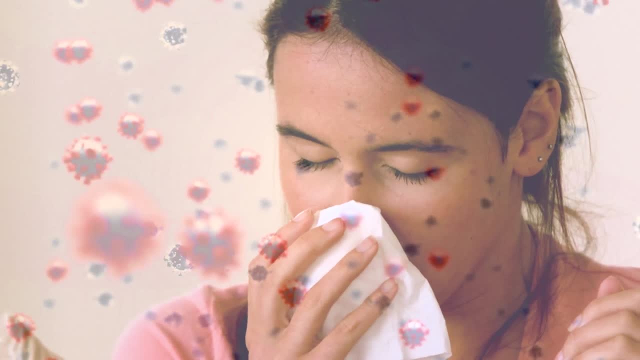 animación de células de covid-19 sobre una mujer enferma soplando la nariz con un pañuelo
