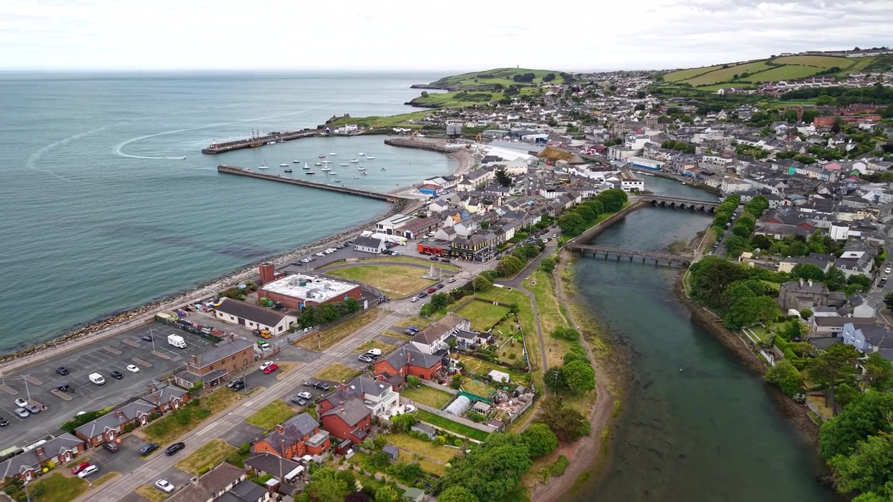 Veduta aerea di Wicklow Town con The Murrough, ponti e porto, Irlanda