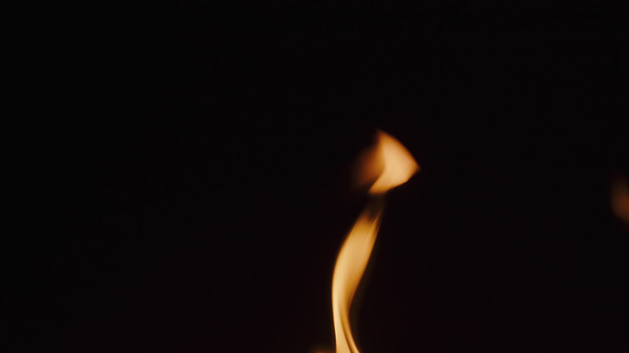 llamas de fuego sobre fondo negro