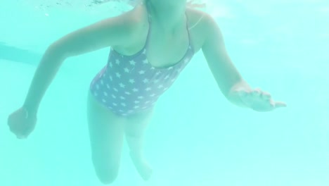 chica nadando en la piscina