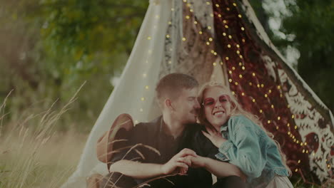 pareja riendo y sonriendo mientras abraza al aire libre