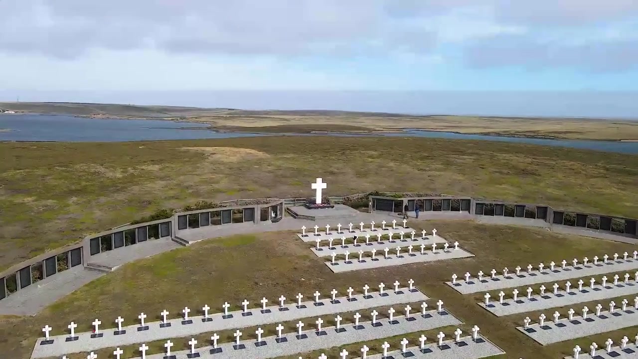 Telecamera che si muove sopra il cimitero di Darwin mostrando le tombe dei soldati argentini morti durante la guerra delle Falkland