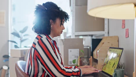 Mujer,-Riendo-Y-Escribiendo-Por-Computadora-En-La-Oficina