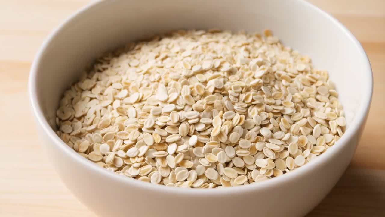 Primo piano di fiocchi d'avena secchi in una ciotola bianca