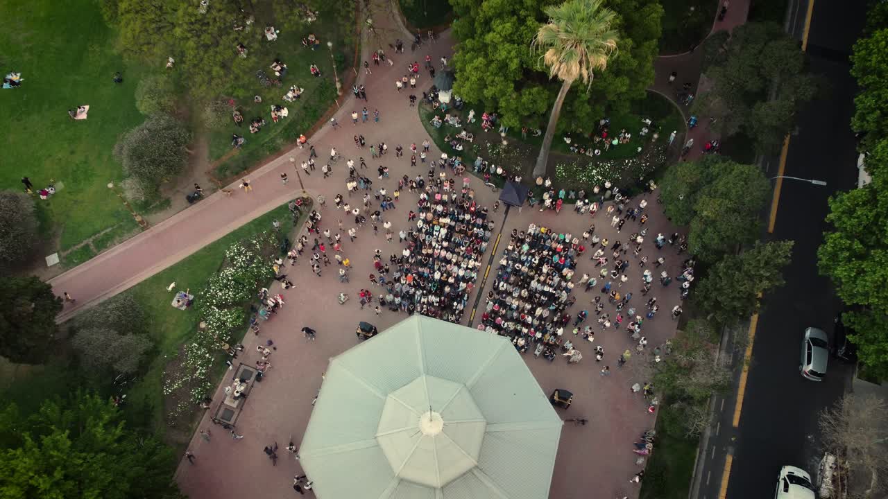 espectadores asisten a evento de entretenimiento en la glorieta, parque barrancas de belgrano, buenos aires