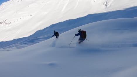 Zwei-Professionelle-Skifahrer-Beim-Tiefschneefahren