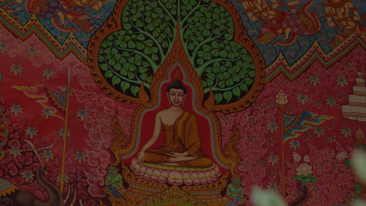 Vista con messa a fuoco a rack che rivela un murale del Buddha seduto sotto un albero di Bodhi all'interno del Wat Pak Nam Khaem Nu a Chanthaburi, Thailandia.