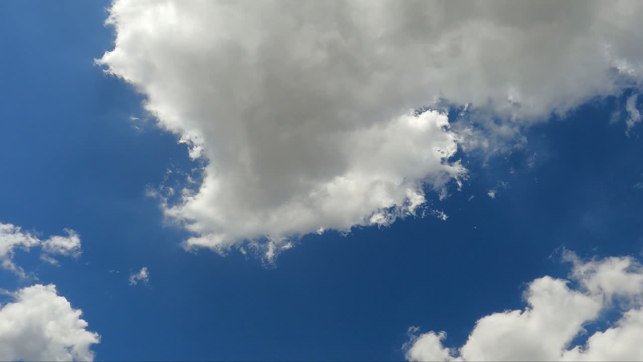 빠르게 움직이는 구름과 함께 파란 하늘, 타임 스 처