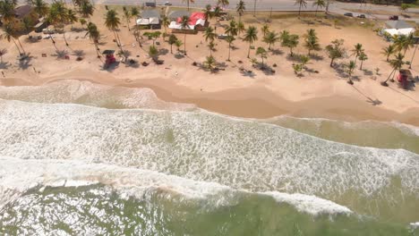 Maracas-Bay-Beach-En-Primer-Plano-Y-Luego-Revelando-El-Monte-El-Tucuche-La-Segunda-Montaña-Más-Alta-De-La-Isla-De-Trinidad