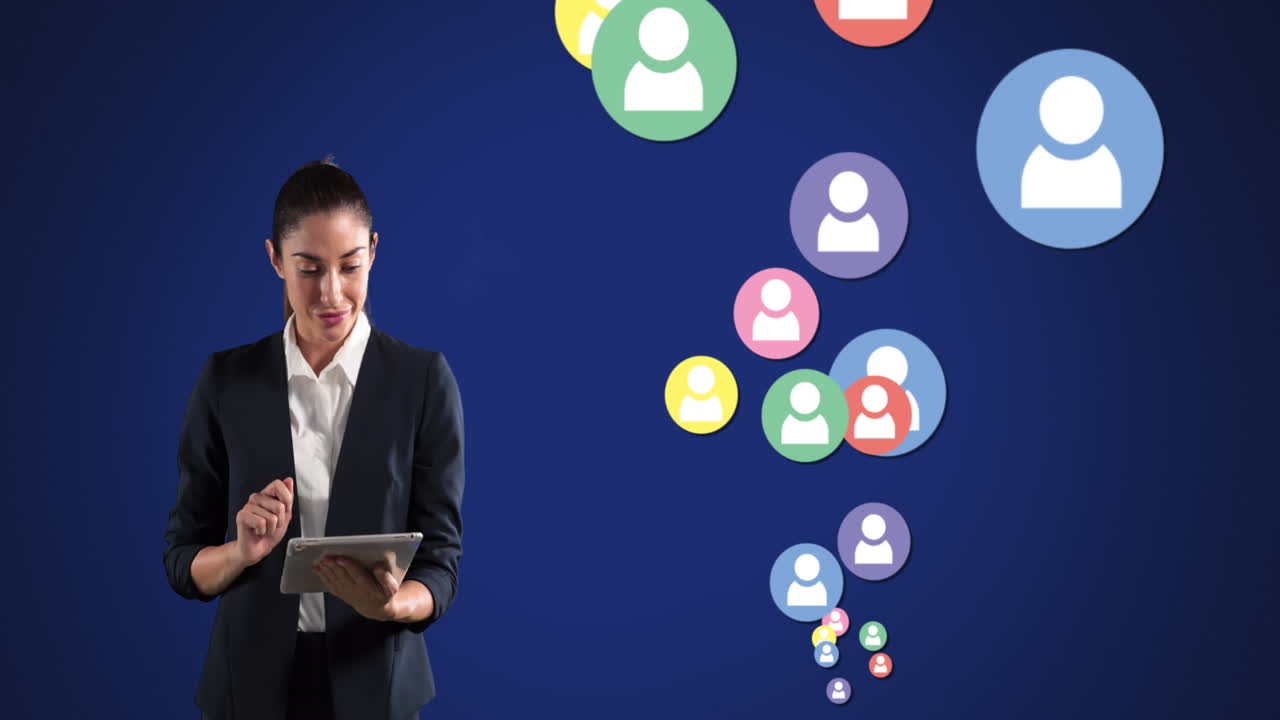 joven de dos razas que usa tabletas con íconos de perfil desove